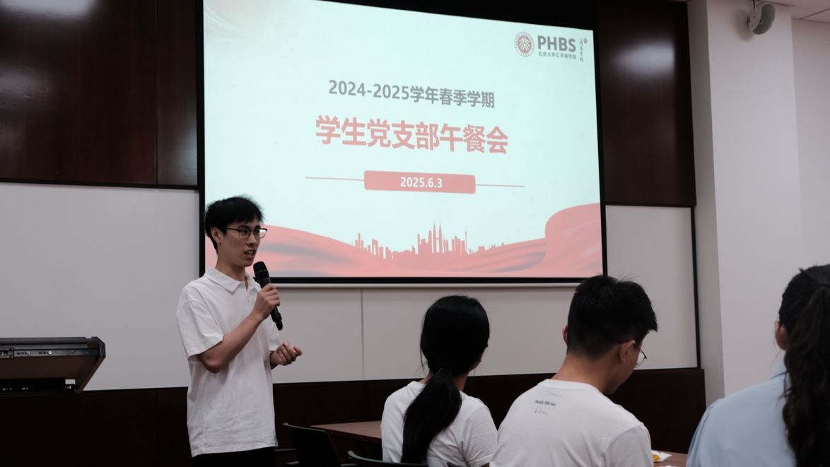 一群人在房间内玩体感游戏AI 生成的内容可能不正确。